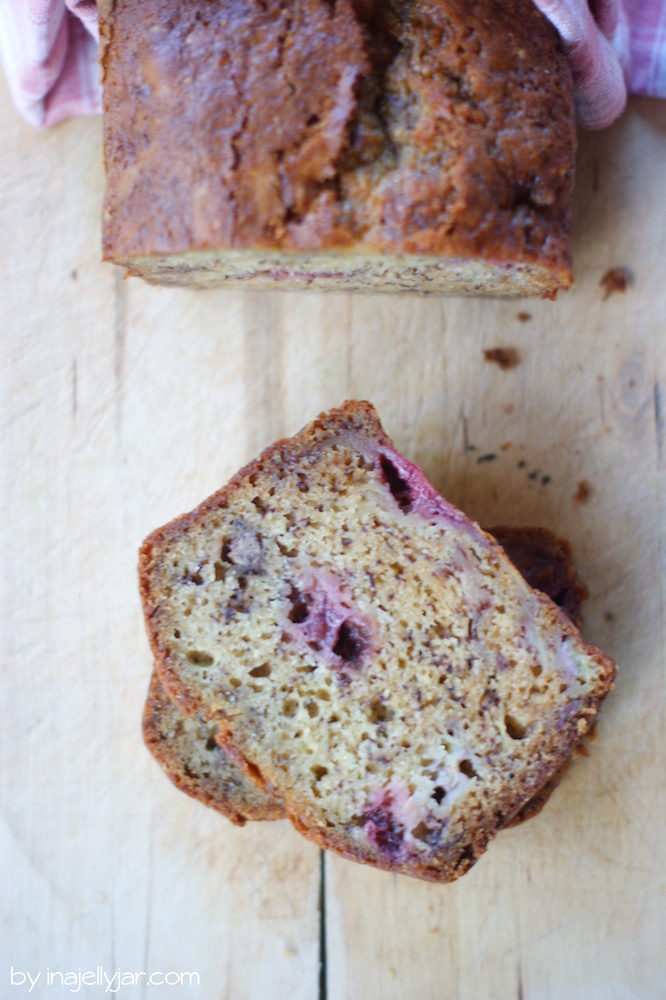Erdbeeren peppen das Bananebrot auf