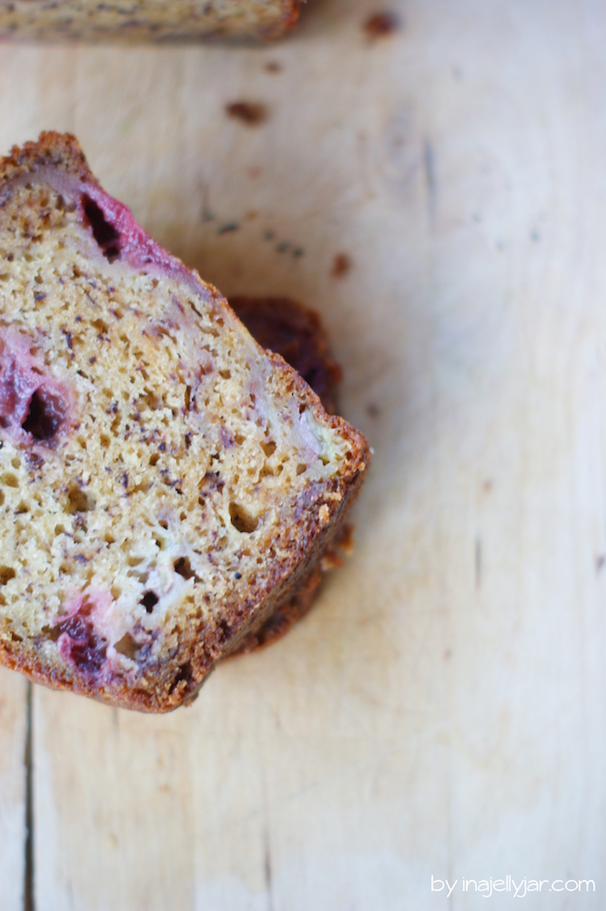 Bananenbrot mit Erdbeeren selbstgebacken