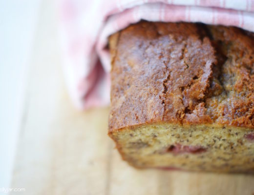 Bananenbrot-Laib mit Erdbeeren