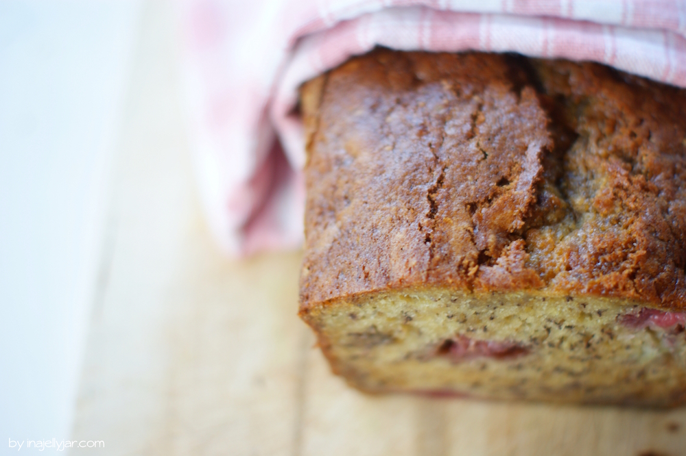 Bananenbrot-Laib mit Erdbeeren