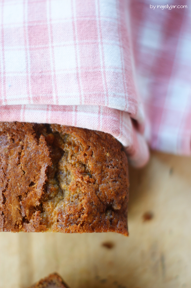 Bananenbrot mit frischen Erdbeeren