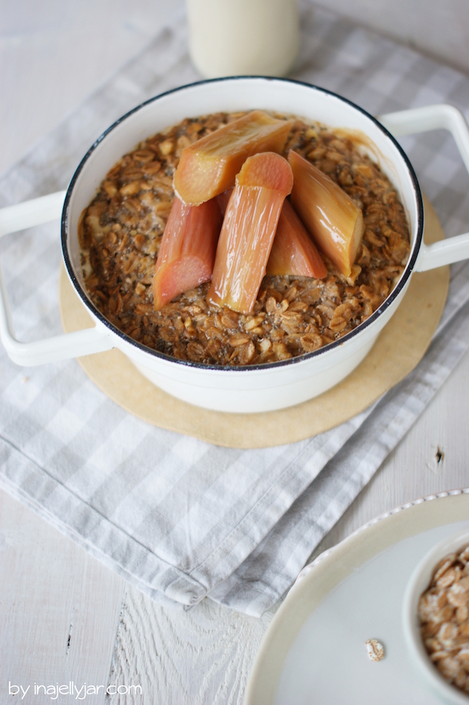 Gebackenes Porridge mit Rhabarber