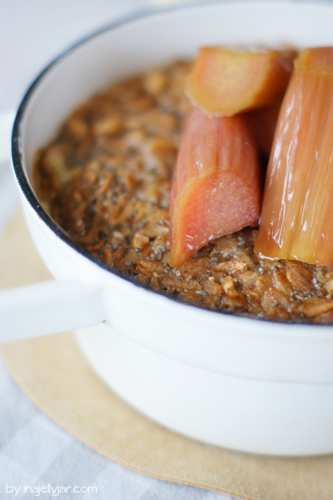 Gebackenes Porridge mit Rhabarber zum Frühstück