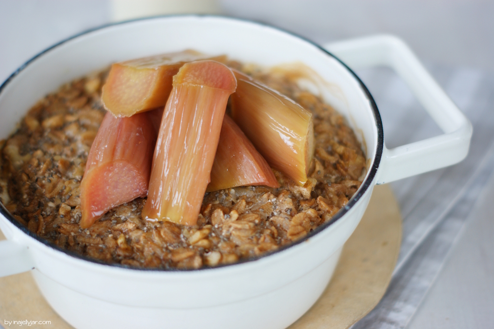 Rezept für Gebackenes Porridge mit Rhabarber