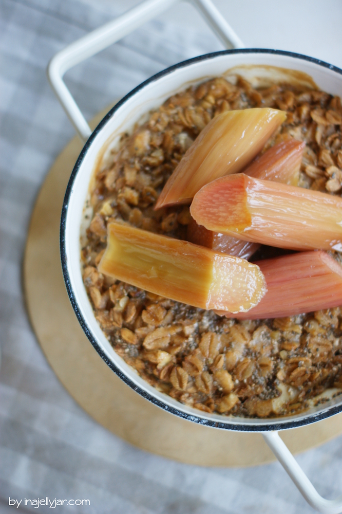 Gebackenes Oatmeal mit Rhabarber