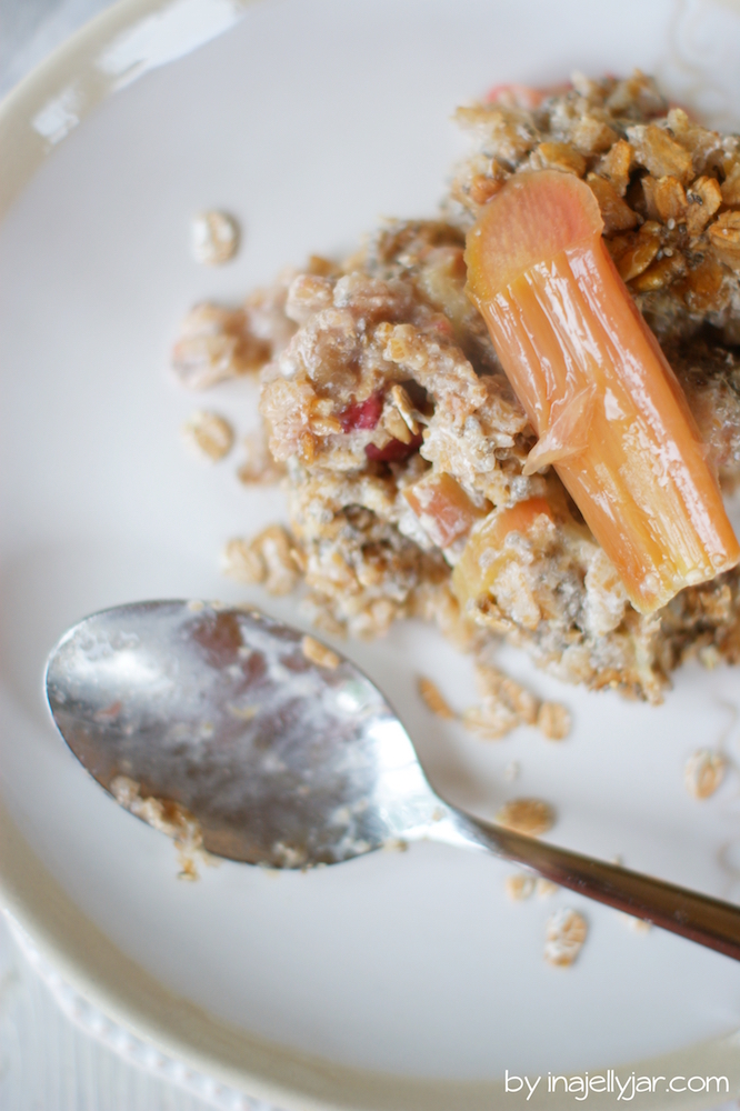 Gebackenes Porridge mit aromatischem Rhabarber
