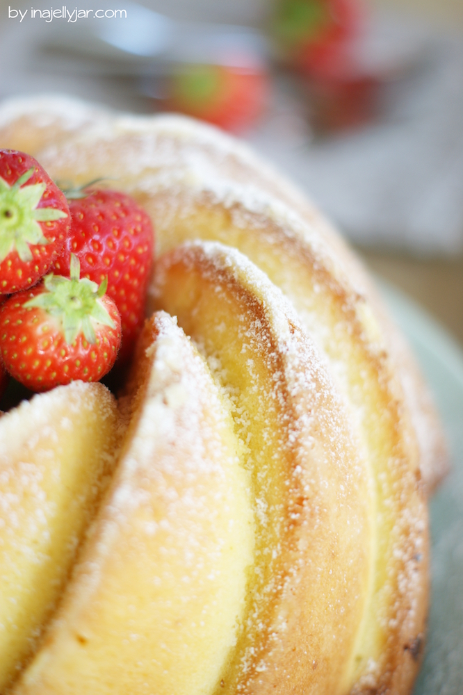 Mascarpone Guglhupf mit Erdbeeren