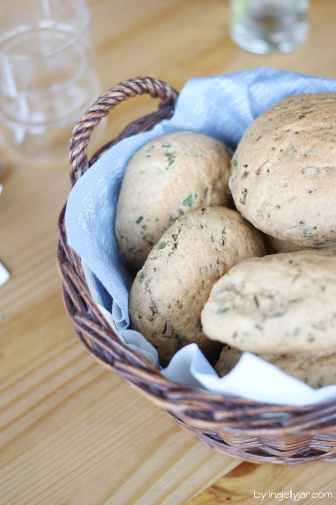 Dinkel Kräuter Brötchen mit Schnittlauch und Petersilie