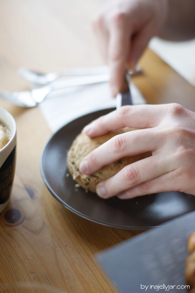 Dinkel Kräuter Brötchen mit Schnittlauch und Petersilie