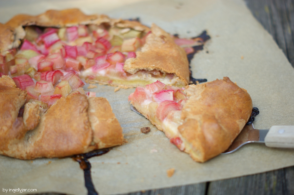 Mit Vollkornmehl: Rhabarber-Galette mit Frangipane