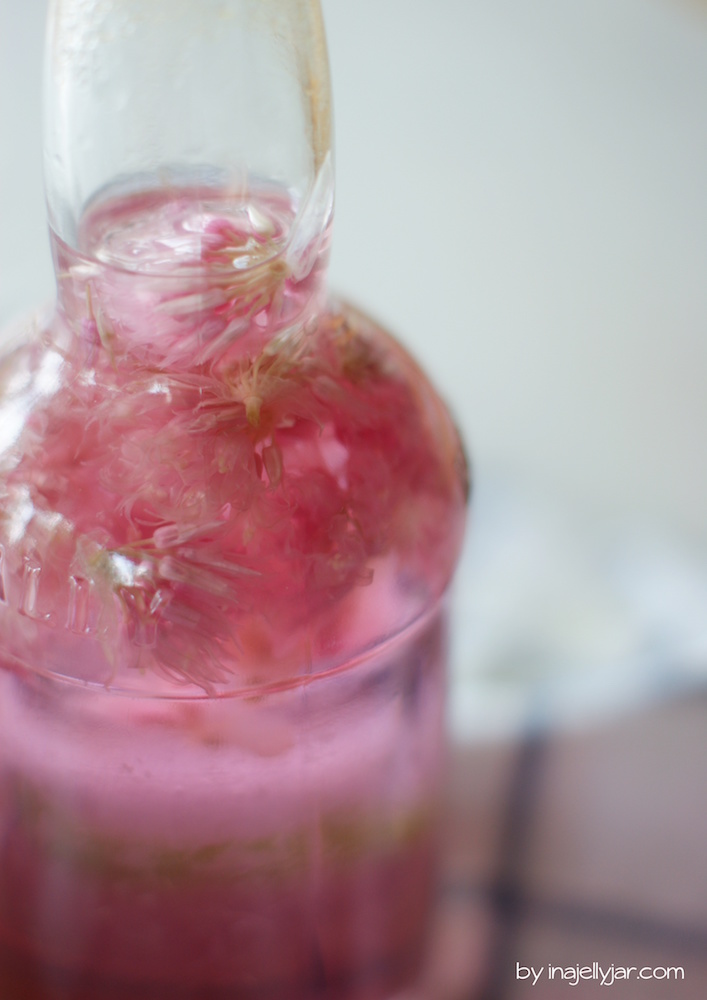Salat-Essig verfeinert mit Schnittlauch