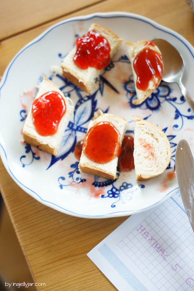 Erdbeermarmelade auf Brot