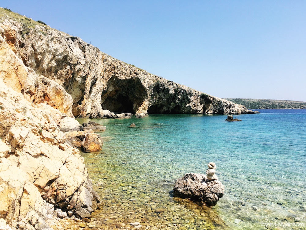 Kroatischer Strand von Orlec mit Höhle