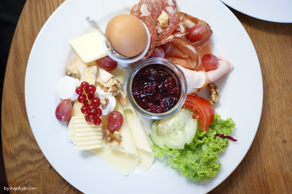 Frühstück mit Käse, Wurst und Marmelade im Bichl Burghausen