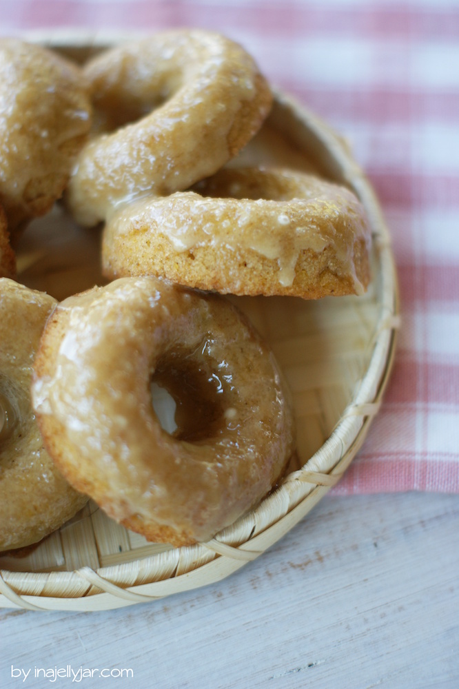 feine Kürbisdonuts mit Ahornsirup-Guss