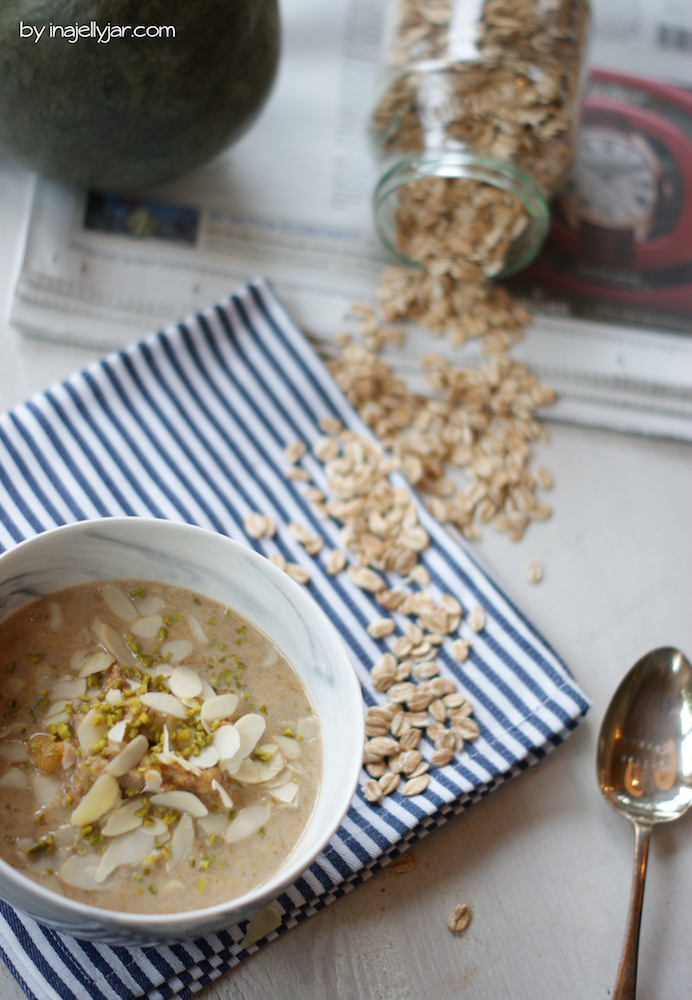 Kürbis Porridge mit jeder Menge Gewürzen und Nüssen
