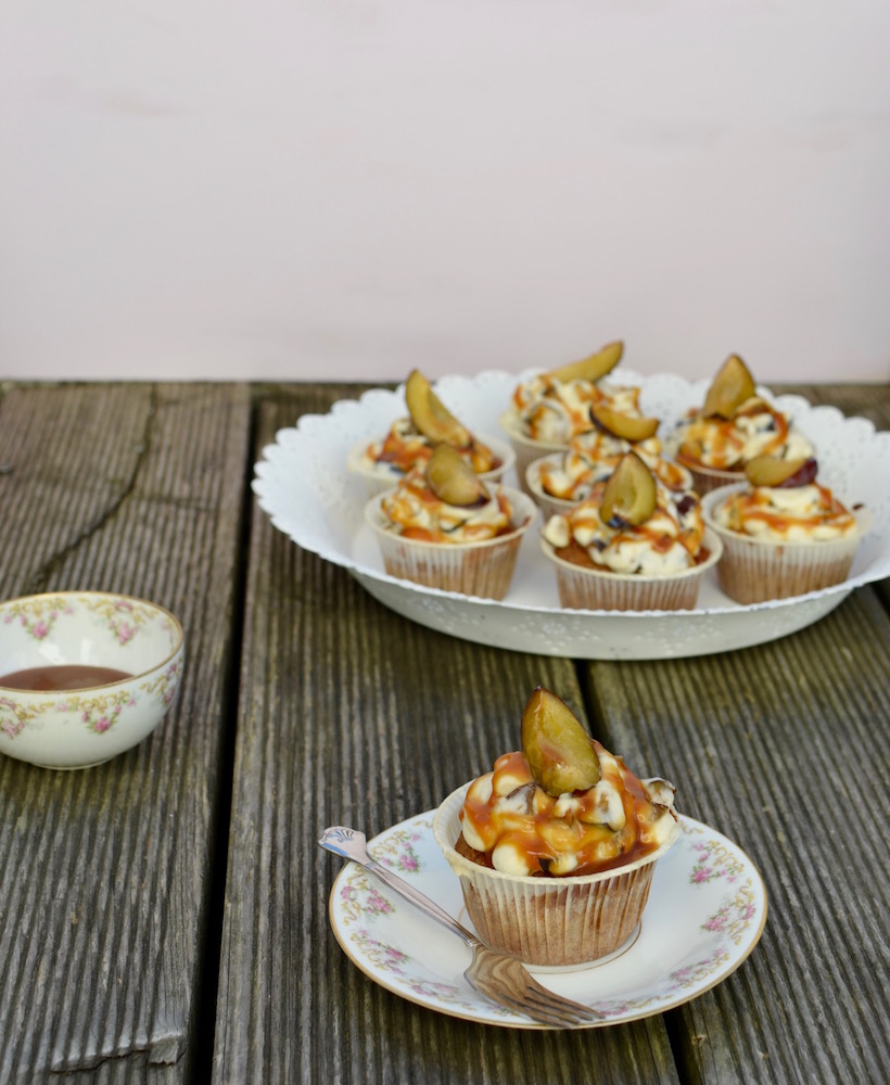 Feine Cupcakes mit Cremetopping und Karamell