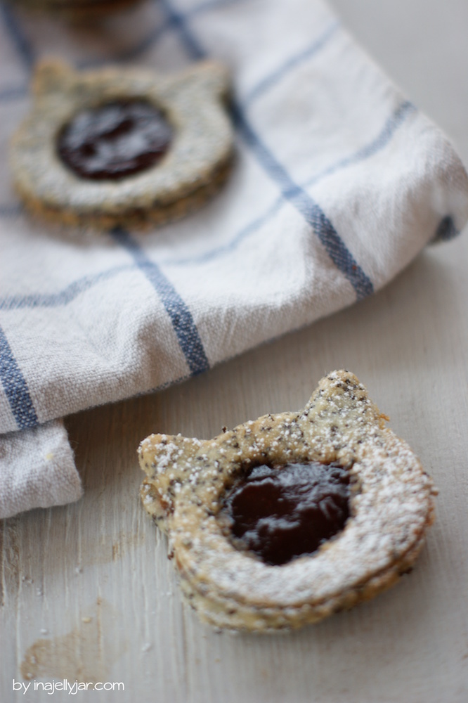 Knusprige Linzer Augen mit Mohn und Kriecherl-Marmelade