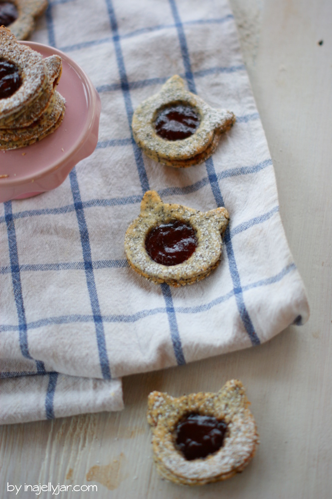 Klassische Weihnachtskekse: Linzer Augen mit Mohn und Kriecherl-Marmelade