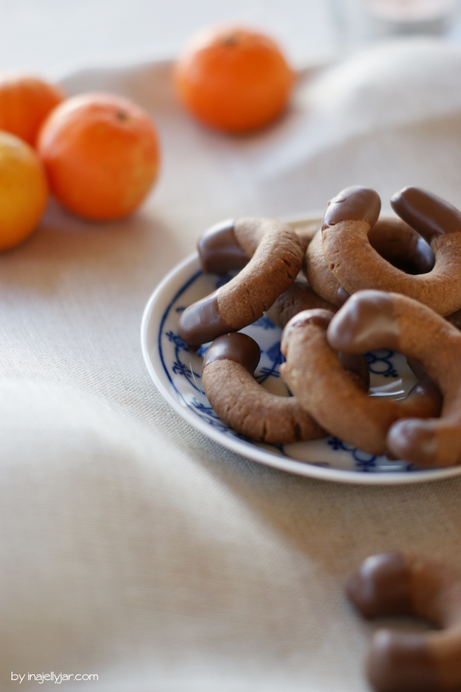 einfache Weihnachtskekse: Nougatkipferl mit Schokolade