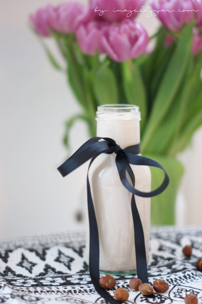 Selbstgemachte Haselnussmilch mit Kakao