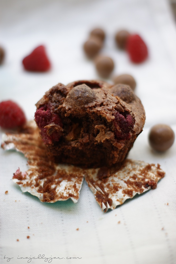 Brownie-Muffins mit Himbeeren und Maltesers