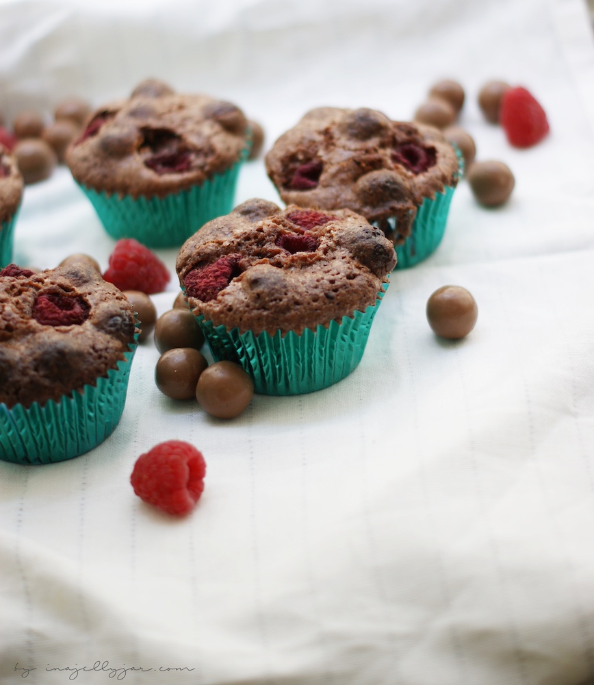 Brownie-Muffins mit Himbeeren
