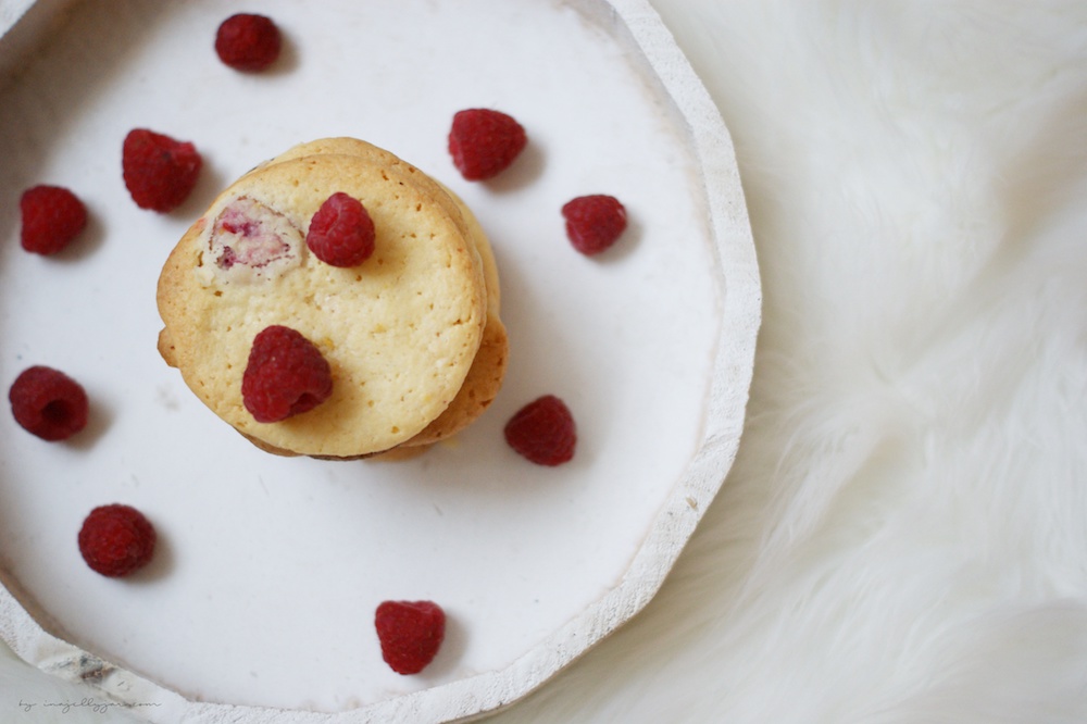 saftige Cookies mit Himbeeren und Zitrone