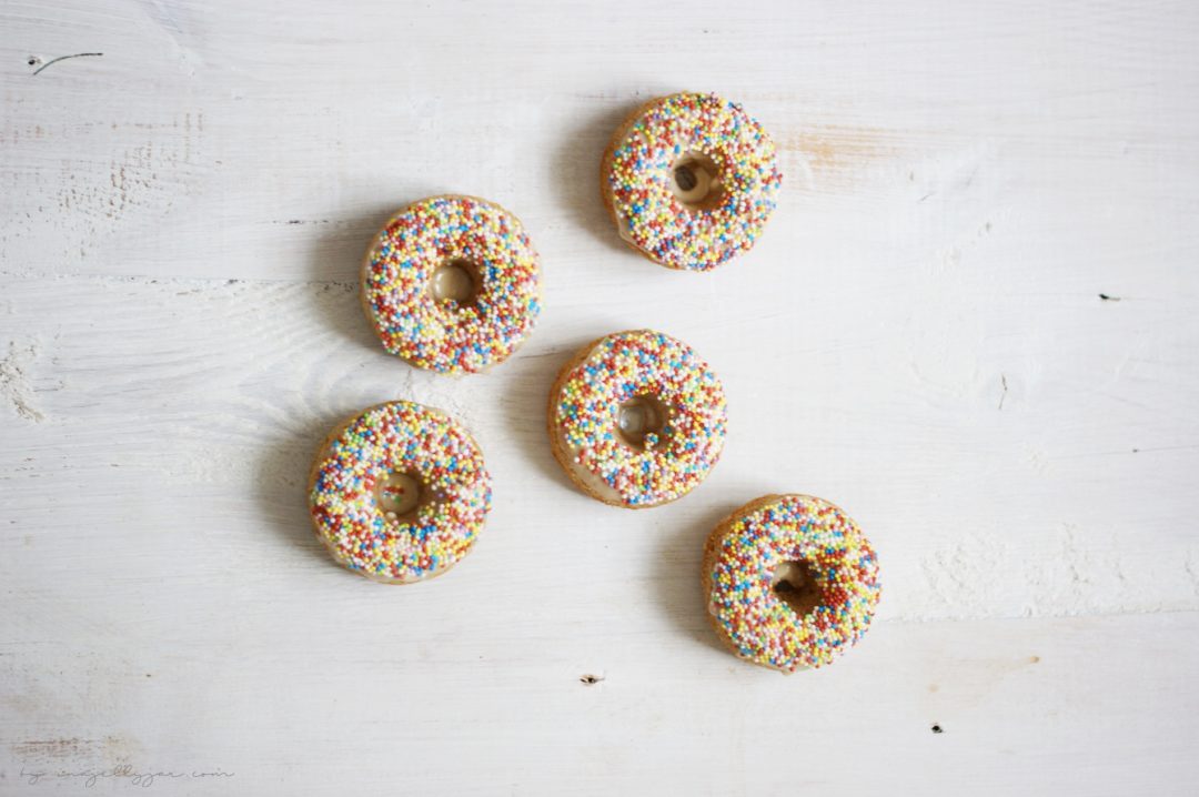 Haferdonuts mit Sprinkles auf der Ahornsirup-Glasur