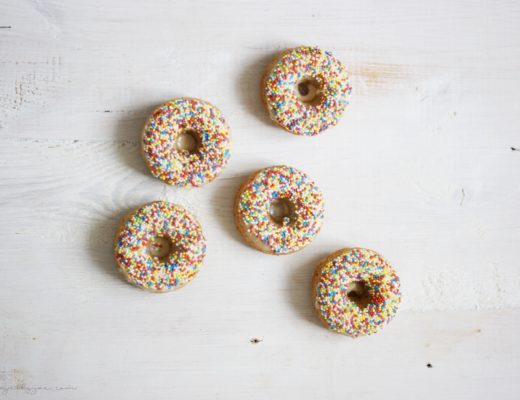 Haferdonuts mit Sprinkles auf der Ahornsirup-Glasur