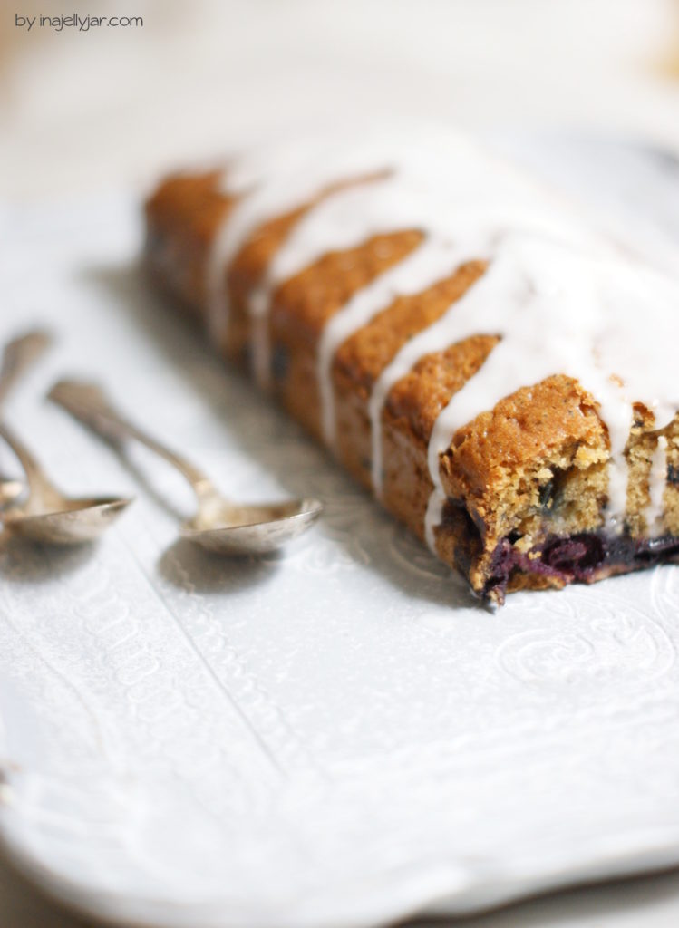 Feiner Heidelbeerkuchen mit Earl Grey und Zitronenglasur