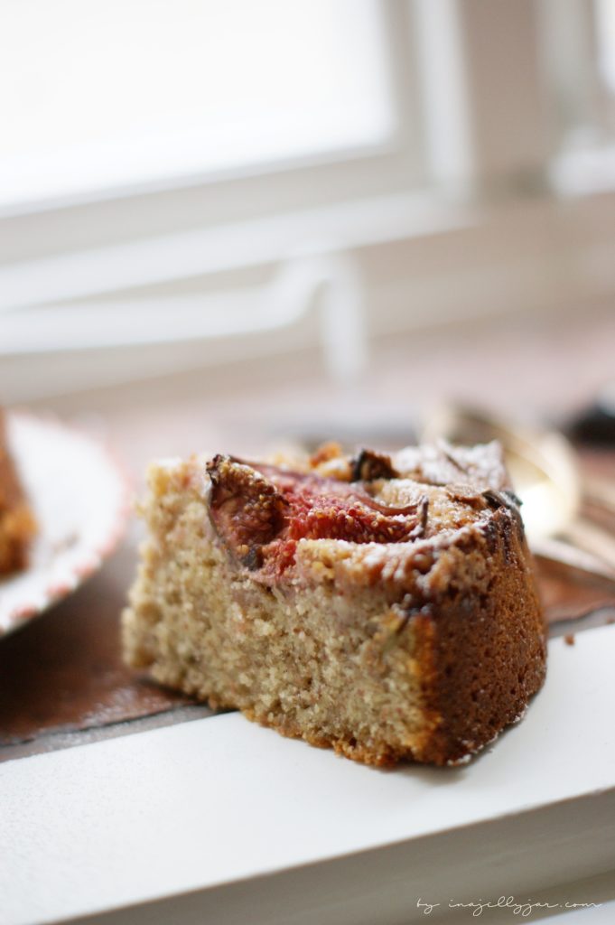 Feigenkuchen mit frischen Früchten und Nüssen