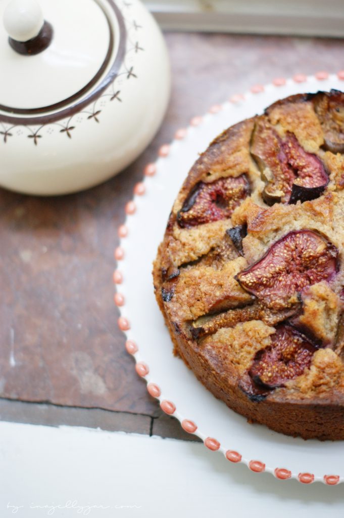 Frischer Feigenkuchen mit Nüssen