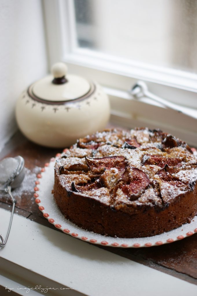 einfacher Feigenkuchen mit einer Extraportion Nüssen