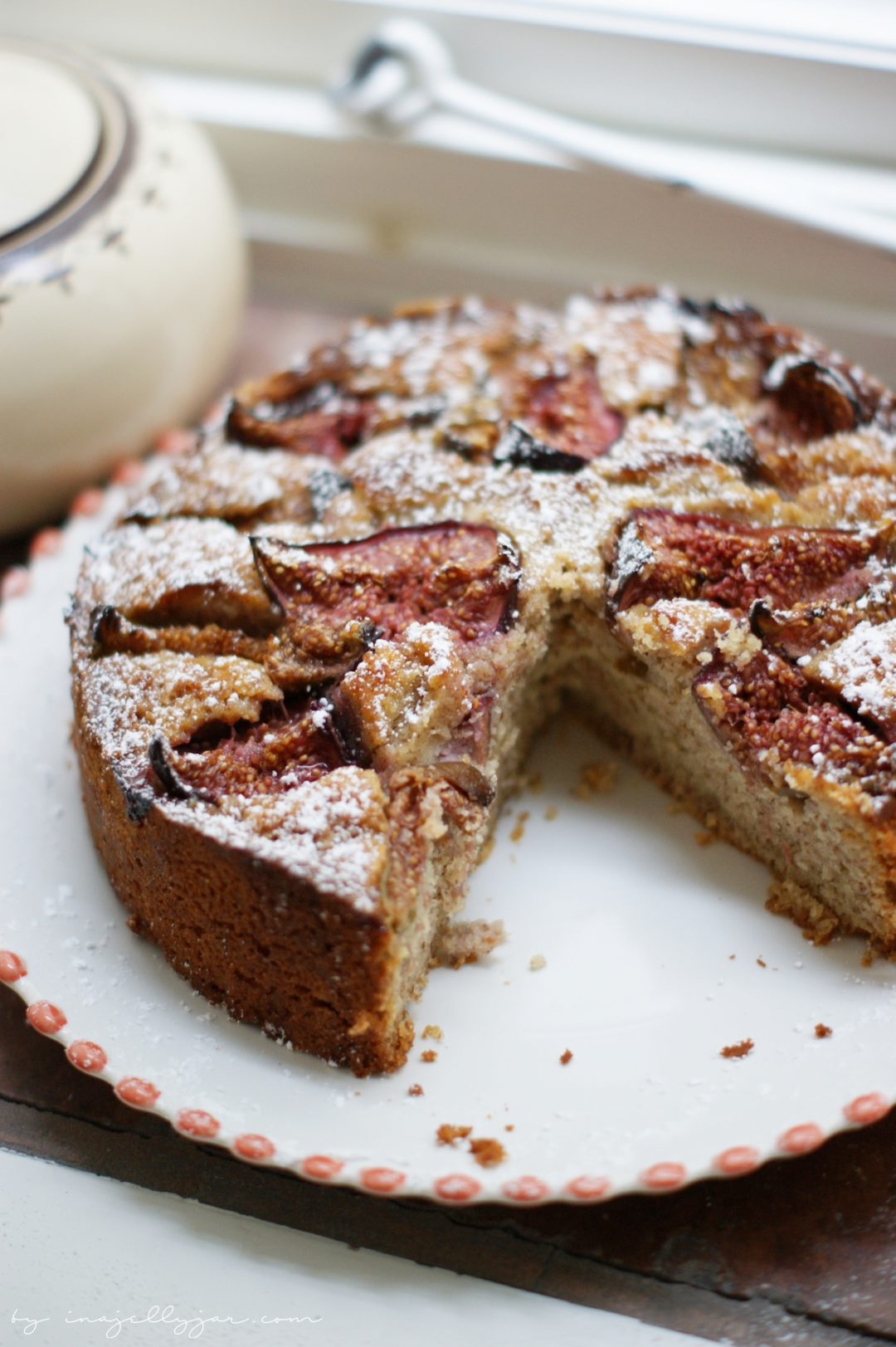 Frischer Feigenkuchen mit gemahlenen Mandeln