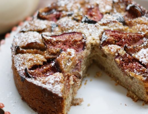 Frischer Feigenkuchen mit gemahlenen Mandeln