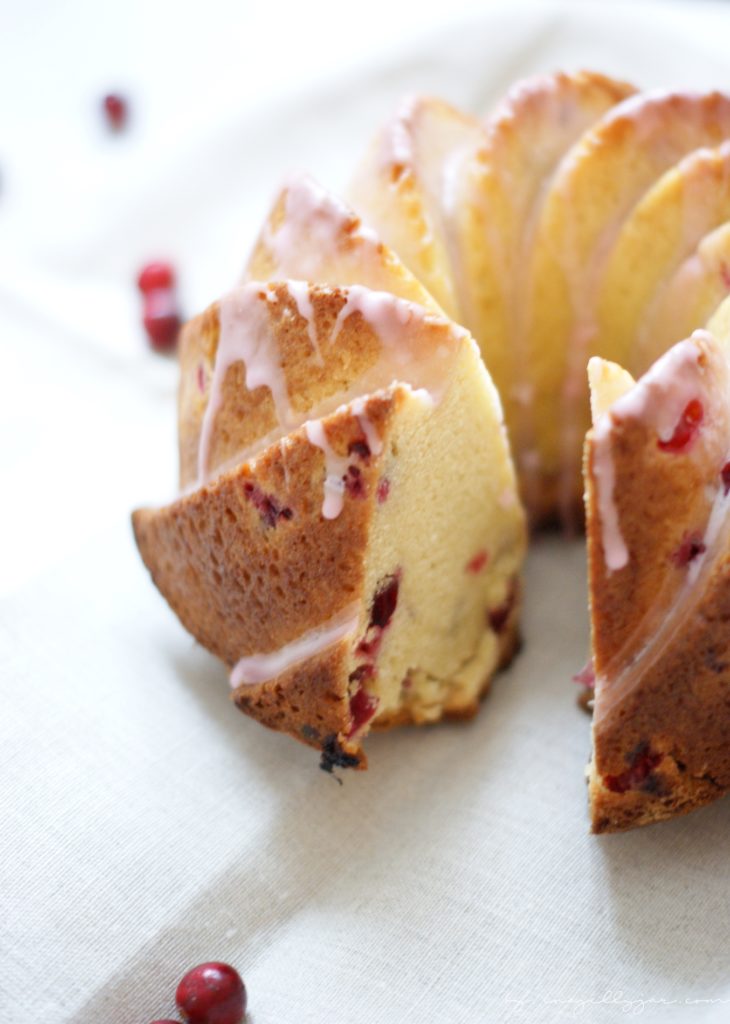 Prosecco-Gugelhupf mit Cranberrys