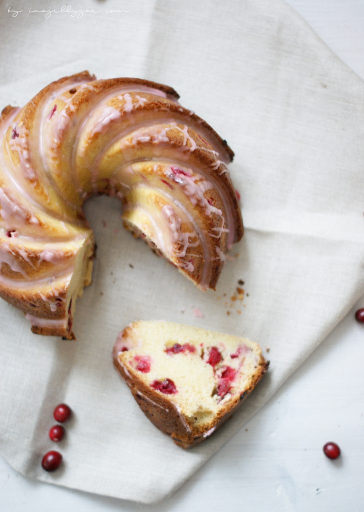 einfacher Prosecco-Gugelhupf mit Cranberry-Glasur