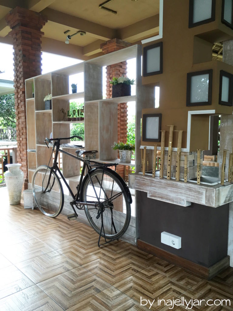 Interieur des Ojas Prana Café in Ubud