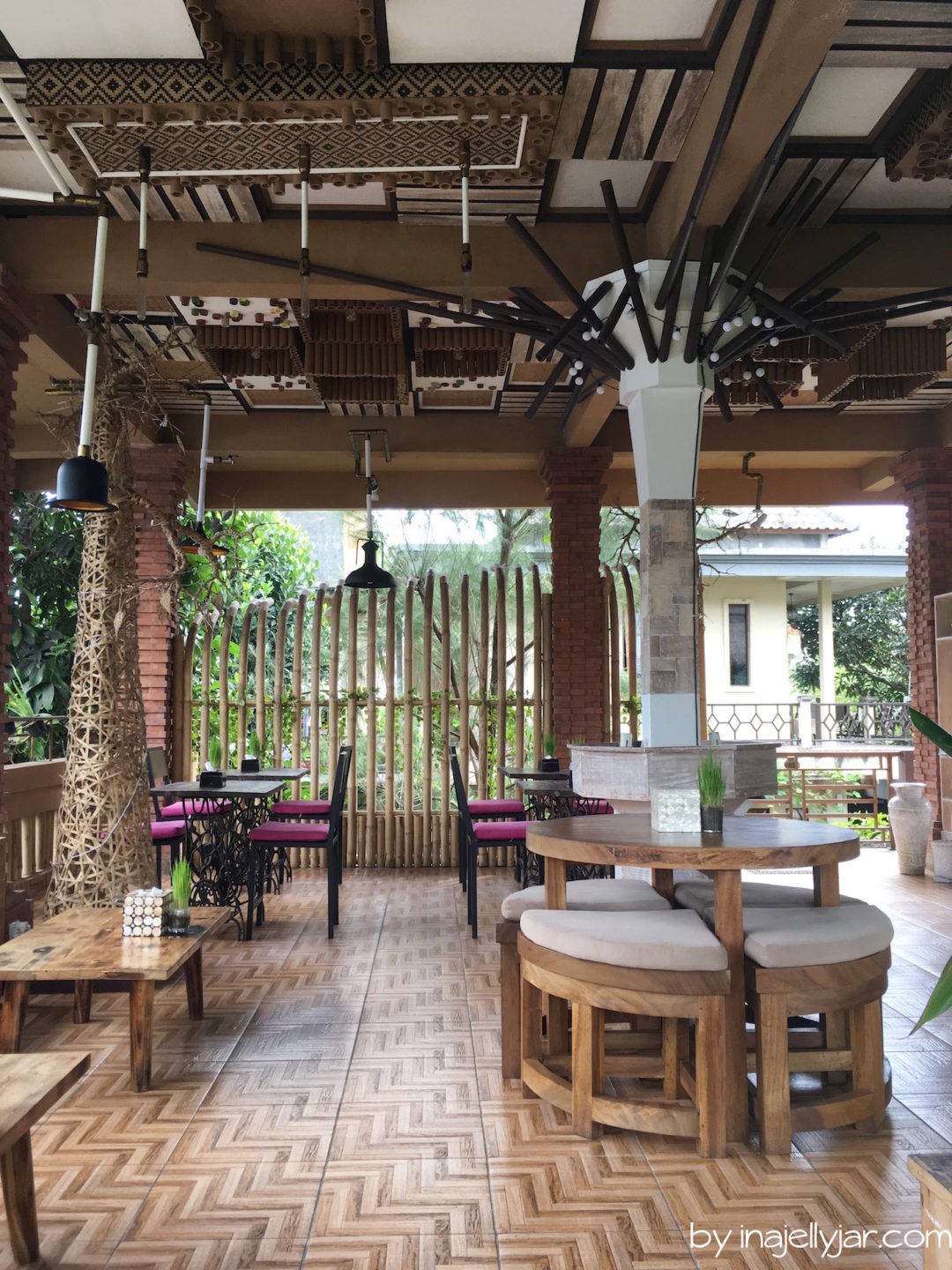 Gemütliche Einrichtung im Ojas Prana Café in Ubud