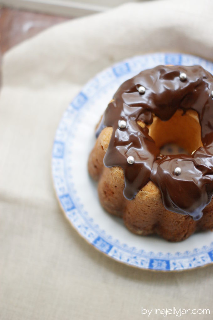 Einfacher Gugelhupf mit Sesam und Kondensmilch