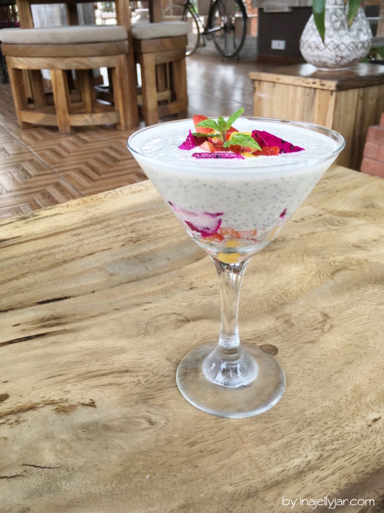 Gesunder Chiapudding mit Früchten im Ojas Prana Café in Ubud