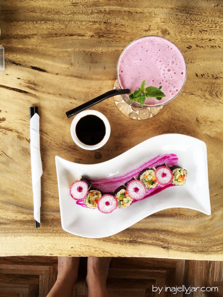 Veganes Sushi und pinker Smoothie im Ojas Prana Café in Ubud