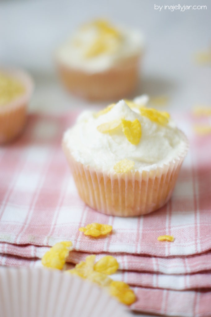 Cornflakesmilch-Cupcakes mit cremigem Topping
