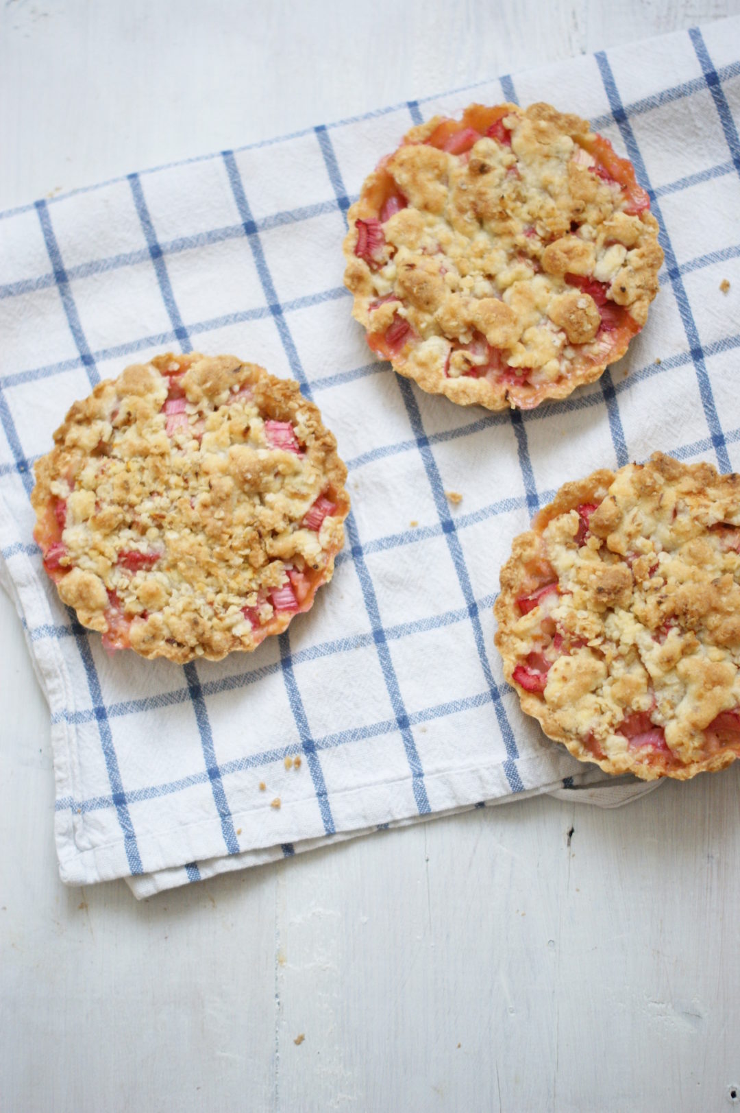 Kleine Rhabarber Pies mit Knusperstreusel