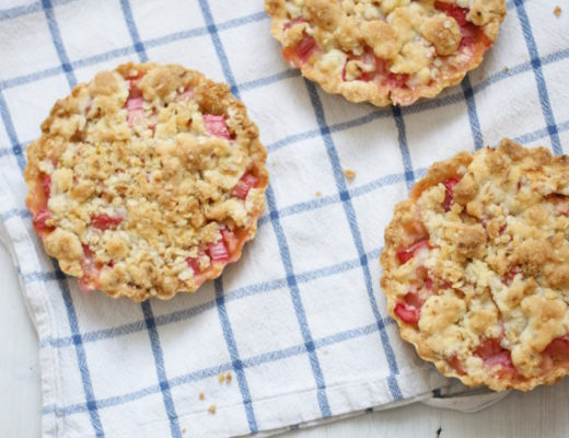 Kleine Rhabarber Pies mit Knusperstreusel