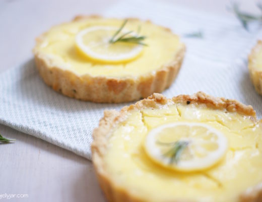 Kleine Zitronentartelettes mit Rosmarin im Shortbreadboden