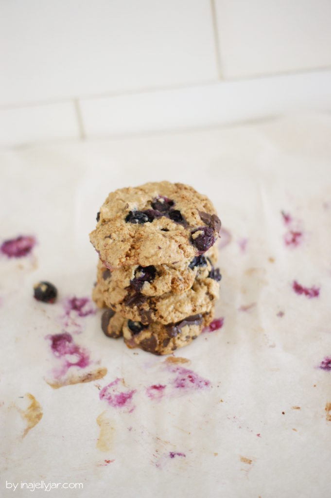 Knusprige Blaubeercookies mit Schokolade und Haferflocken