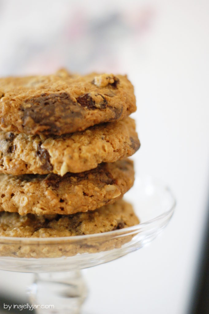 Knusprige Bourbon Chocolate Chunk Cookies mit Rumrosinen