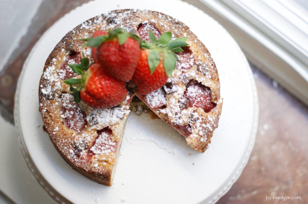 Chocolate Chip Cookie Kuchen mit Erdbeertopping